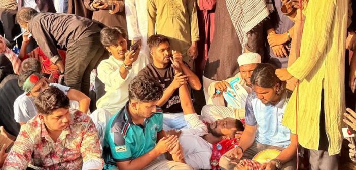 জুলাই শহীদ পরিবারের অনুরোধে তিন শিক্ষার্থী অনশন ভাঙলেন