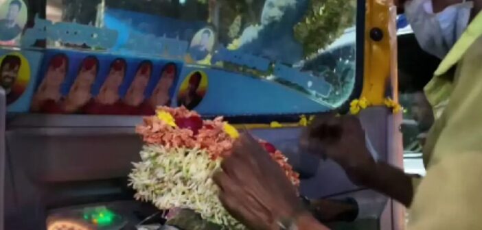 আট বছর ধরে মৃত স্ত্রীর জন্য তাজা ফুল কেনেন অটোচালক